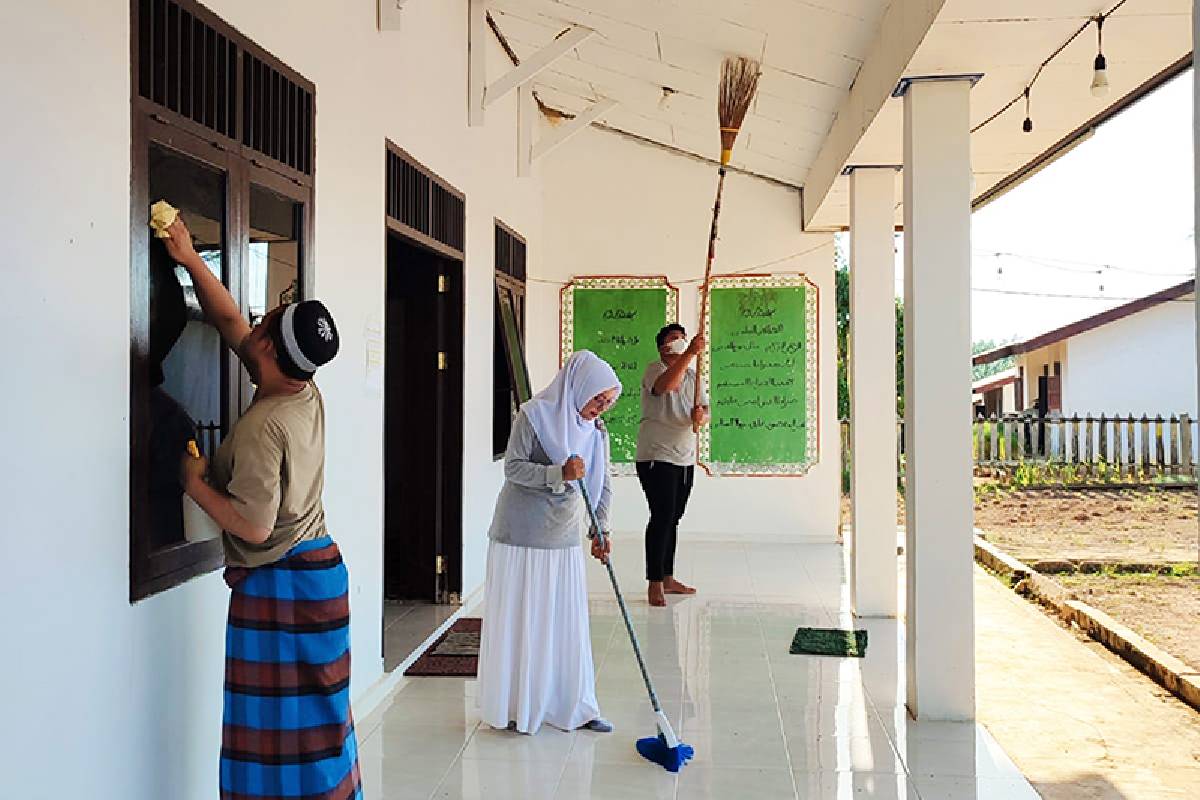 Jumat Bersih Menambah Nyamannya Rumah Ibadah