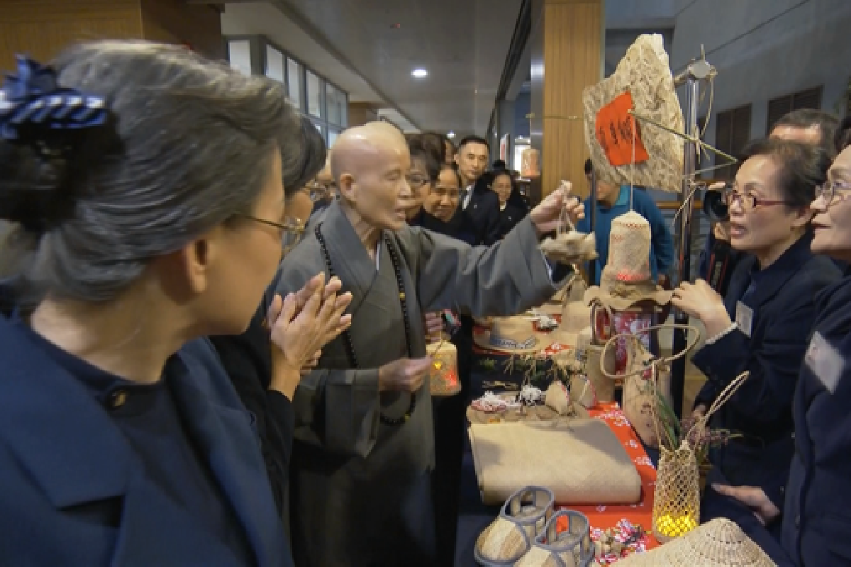 Ceramah Master Cheng Yen: Melangkah Maju dengan Hati Buddha dan Tekad Guru