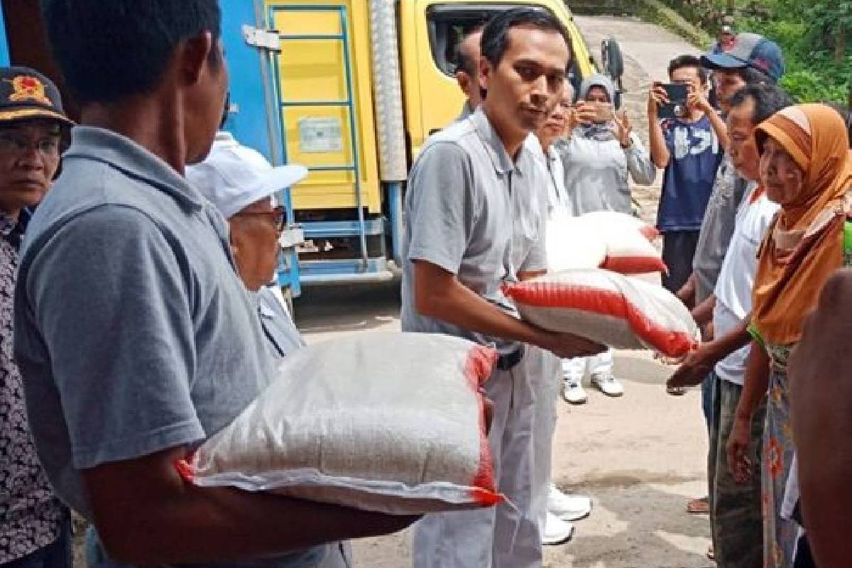 Meringankan Beban Korban Banjir di Padang