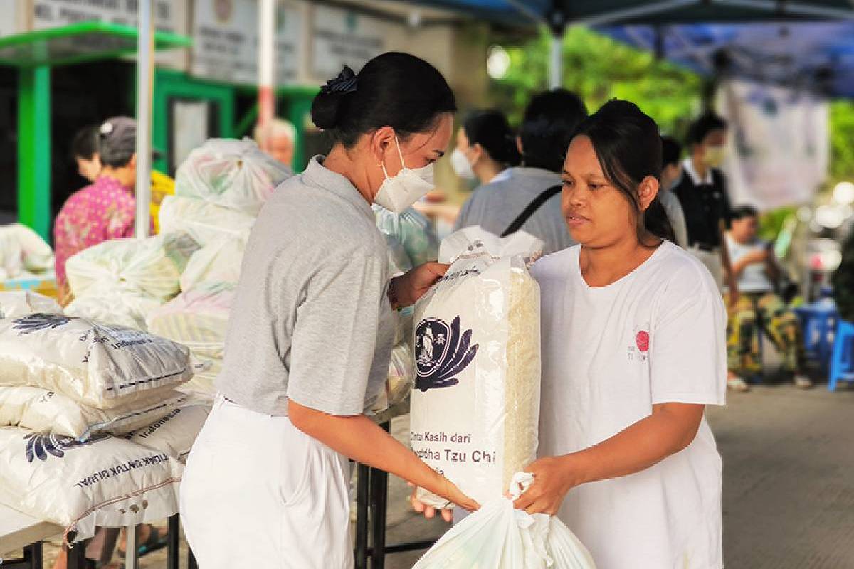 Paket Lebaran bagi Warga Pekojan