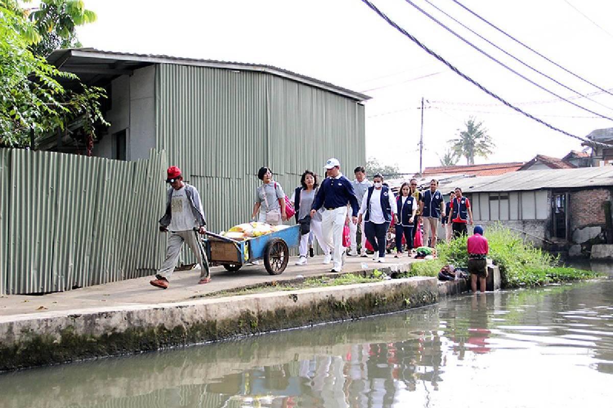 Berbagi Sembako untuk Warga Teluk Naga