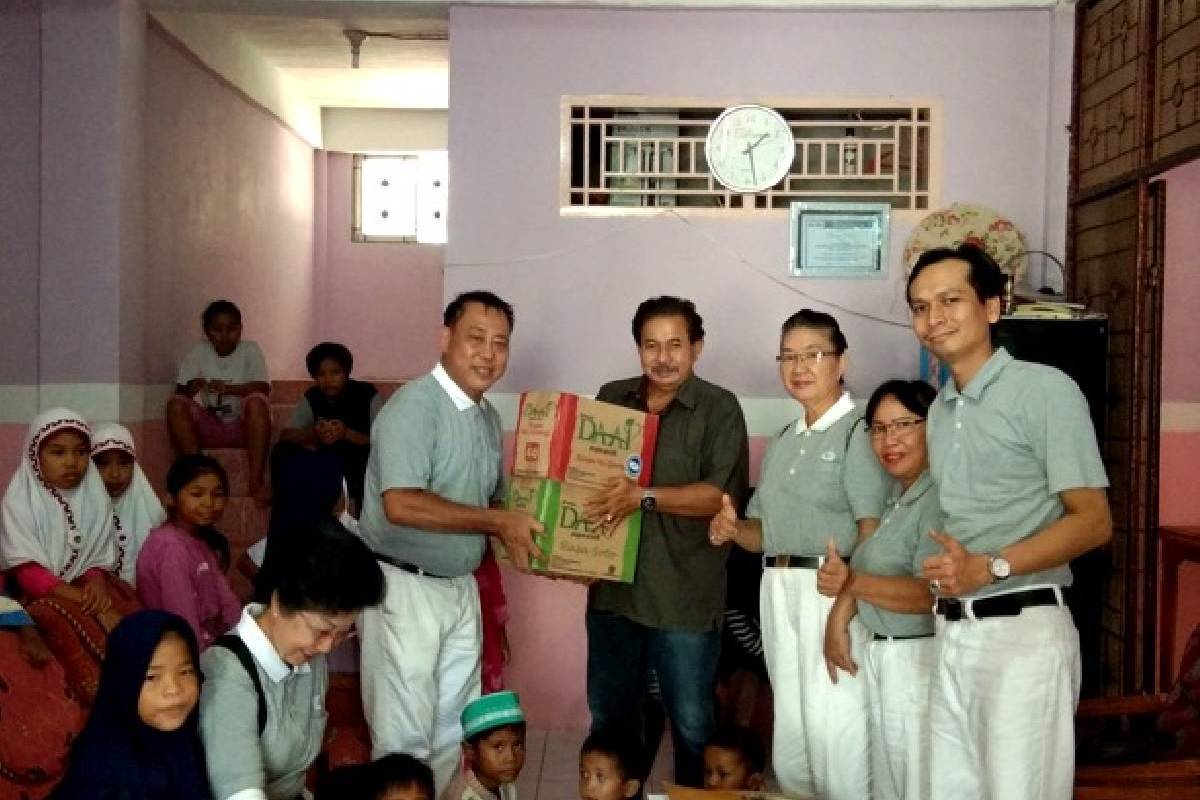 Berbagi Kasih dengan Anak Yatim Piatu dan Panti Jompo