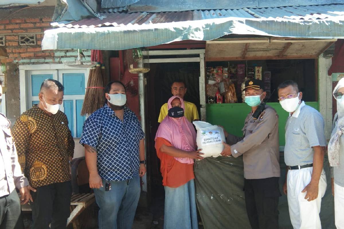 Bantuan Beras untuk Masyarakat Tidak Mampu di Padang
