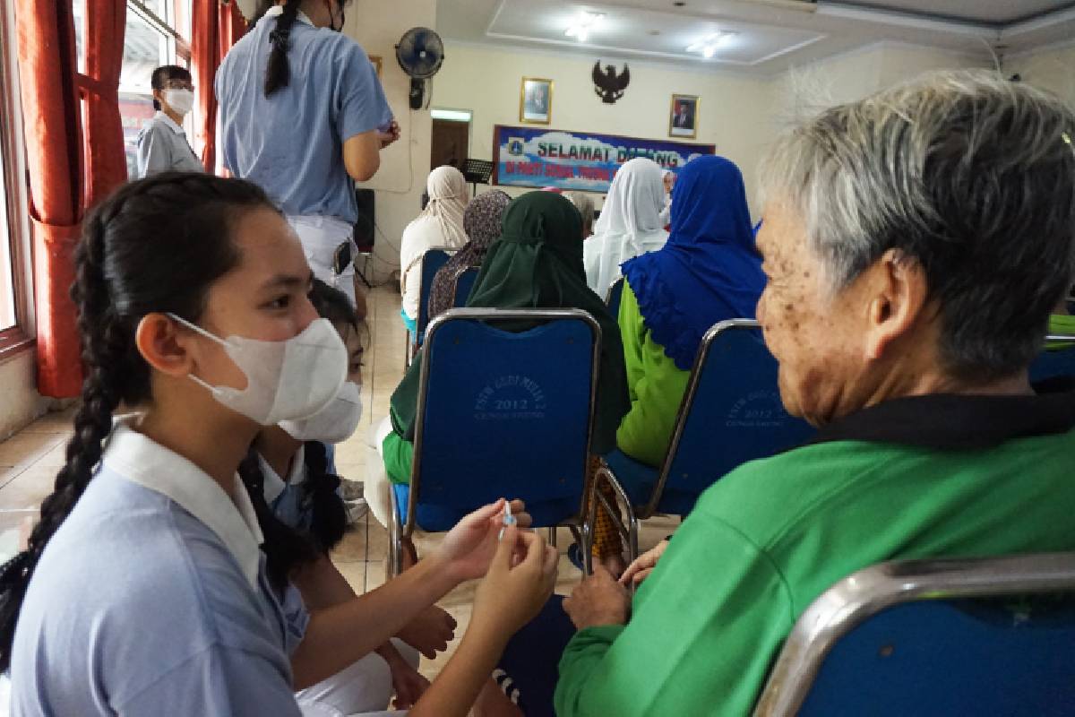 Berbagi Kehangatan dan Kasih Sayang Bersama Oma Opa di Panti Werdha