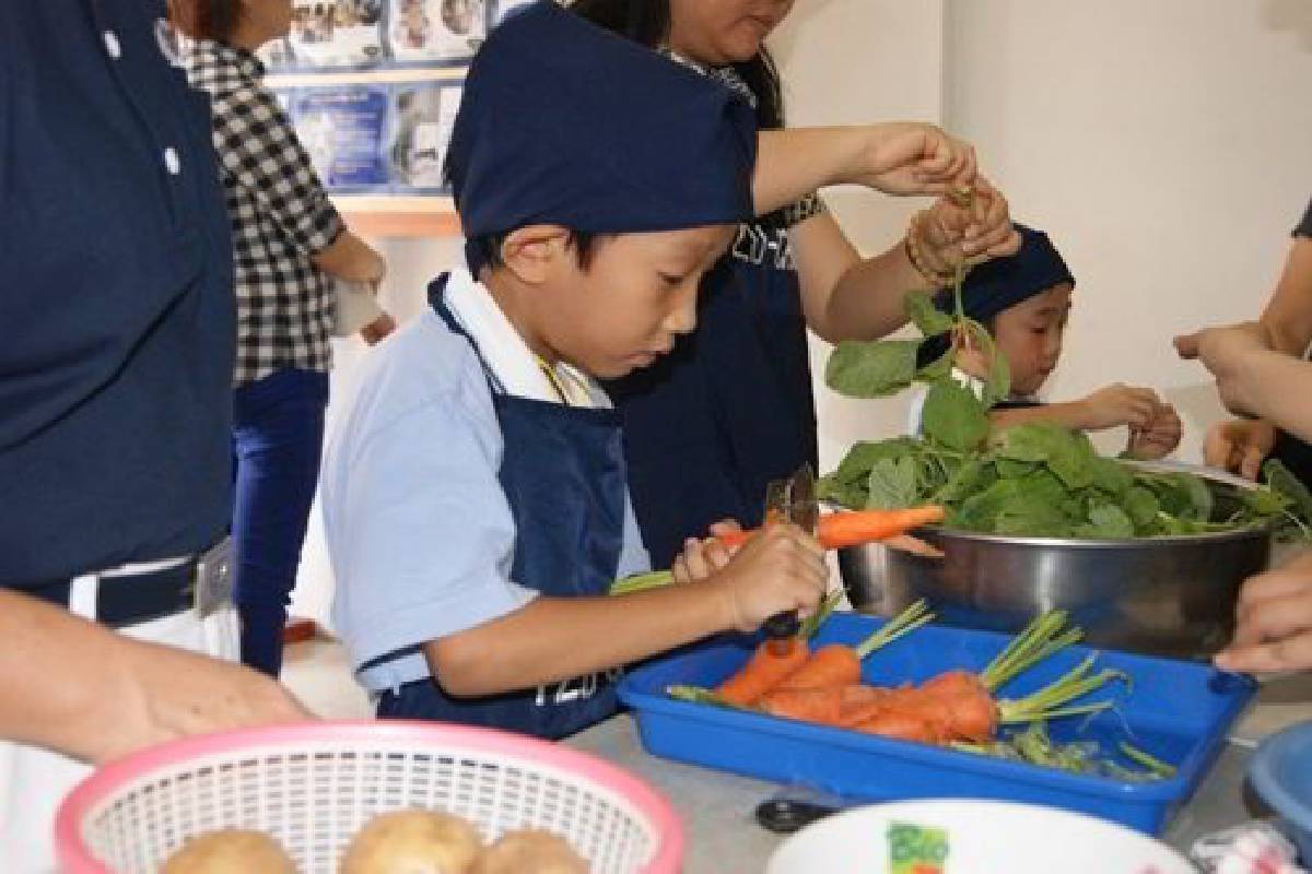 Keceriaan Menyiapkan Makan Siang