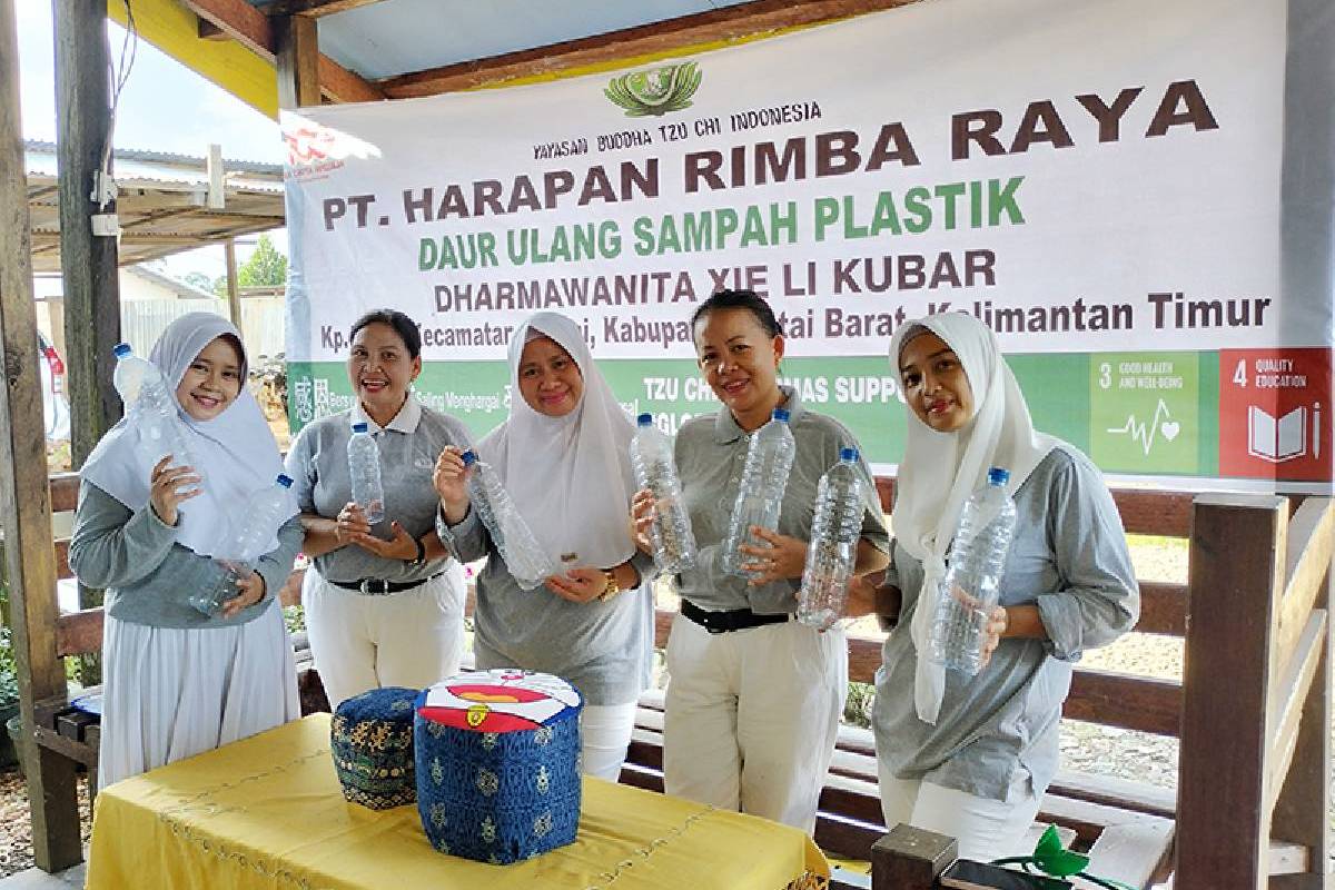 Menyulap Tumpukan Botol Air Mineral Menjadi Sebuah Kursi yang Kuat