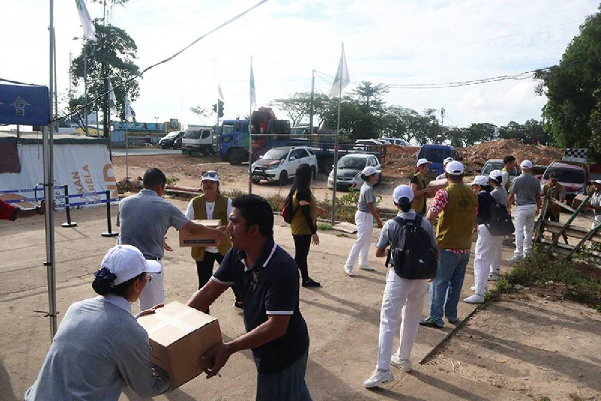 Membagikan Paket Sembako dengan Sukacita