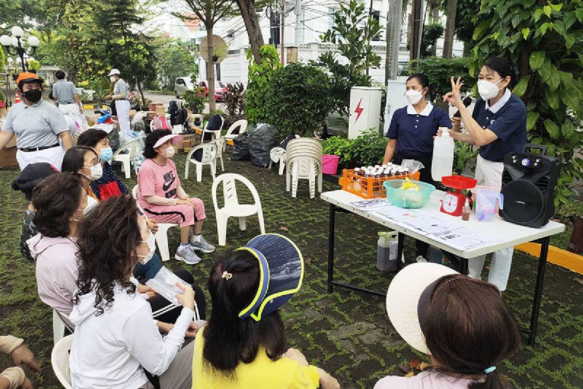 Edukasi Eco Enzyme dan Makanan Vegetarian di Pluit Timur Residence