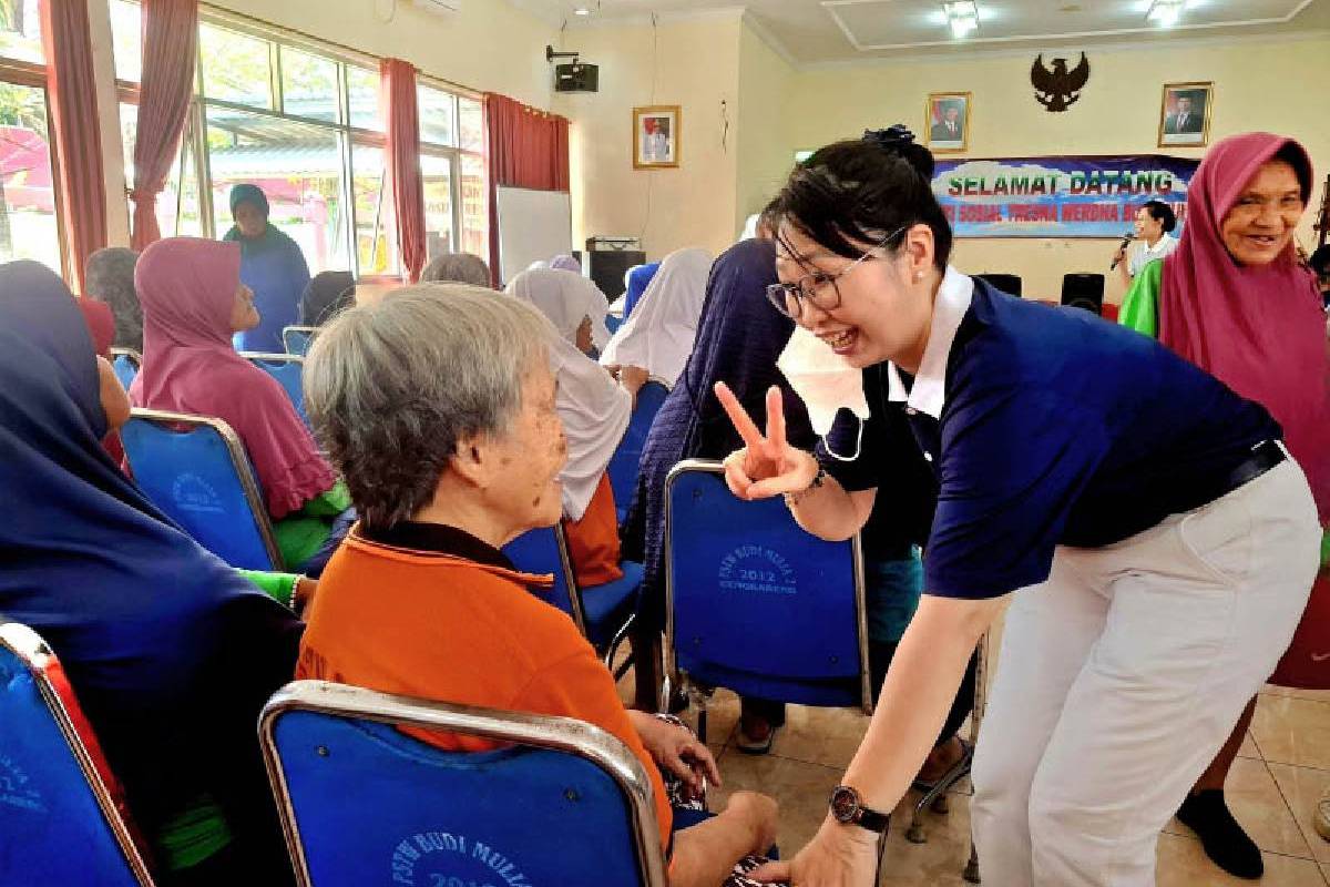 Menghibur Oma Opa di Panti Werdha Budi Mulia 2