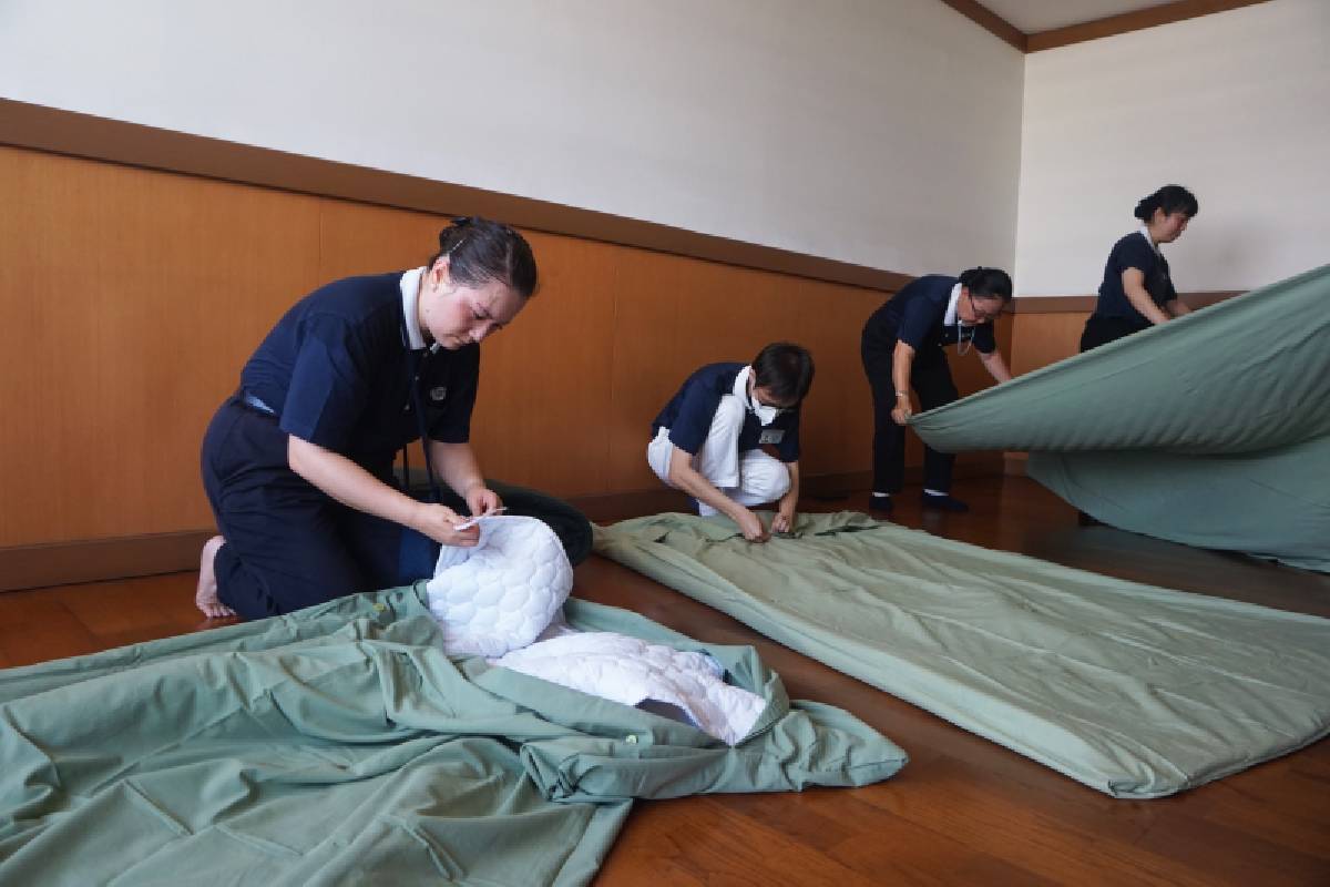 Membersihkan Aula Jing Si, Menyambut Keluarga Besar Tzu Chi