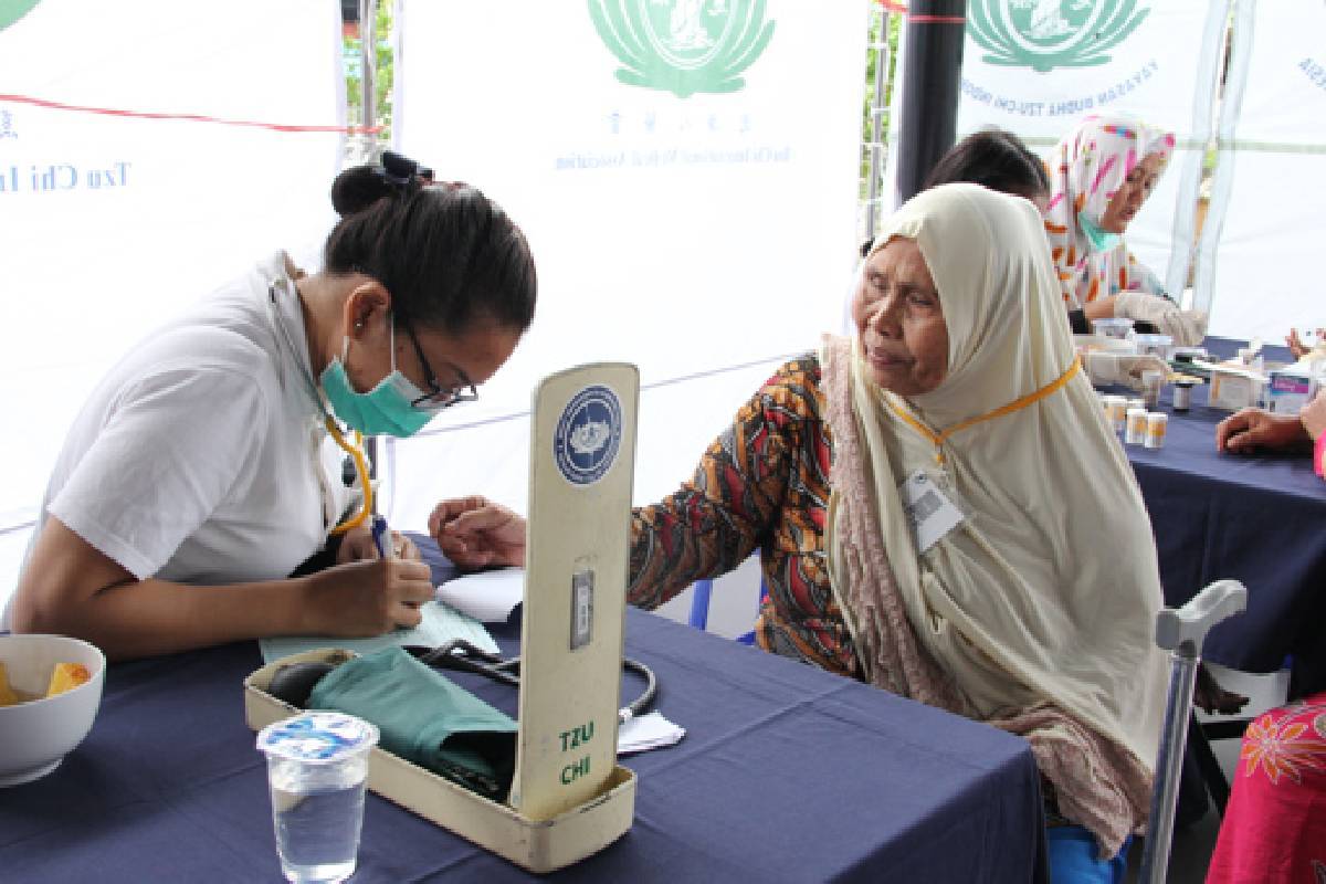 Pengobatan dan Edukasi Kesehatan untuk Lansia