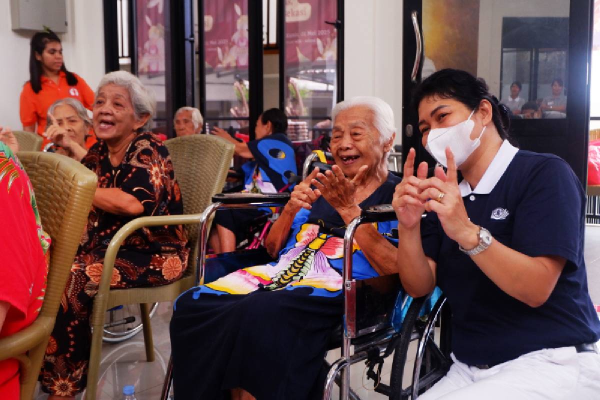 Menyebarkan Kehangatan untuk Oma, di Bulan Tujuh Penuh Berkah