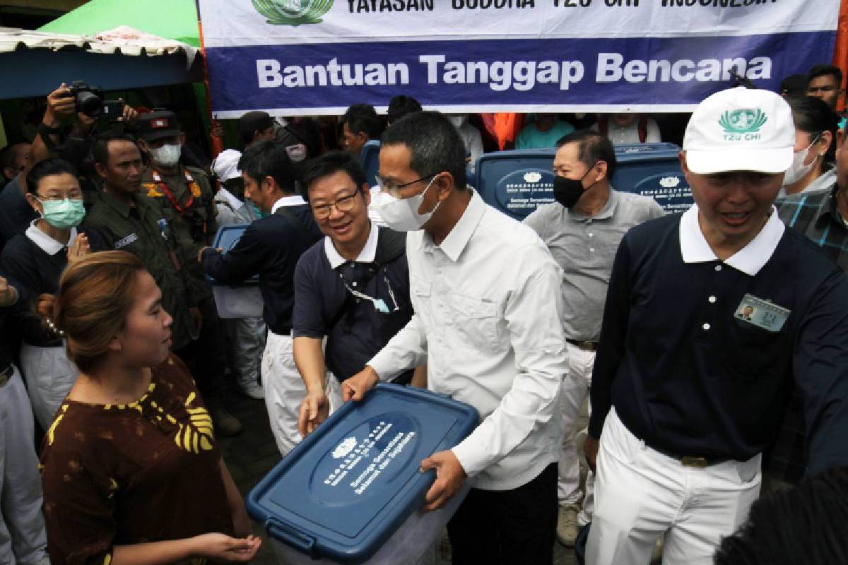 Bantuan Bagi Korban Kebakaran di Muara Angke