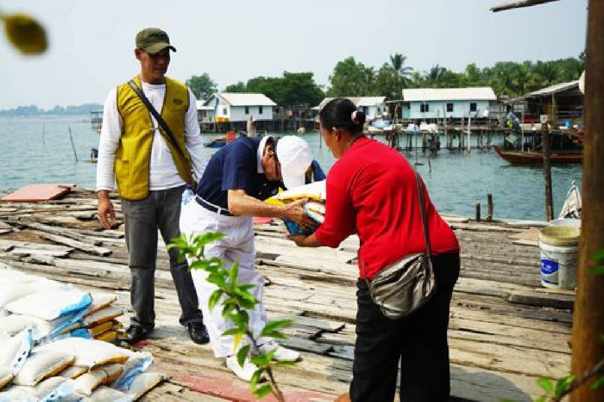 Menyalurkan Beras kepada Warga Suku Laut