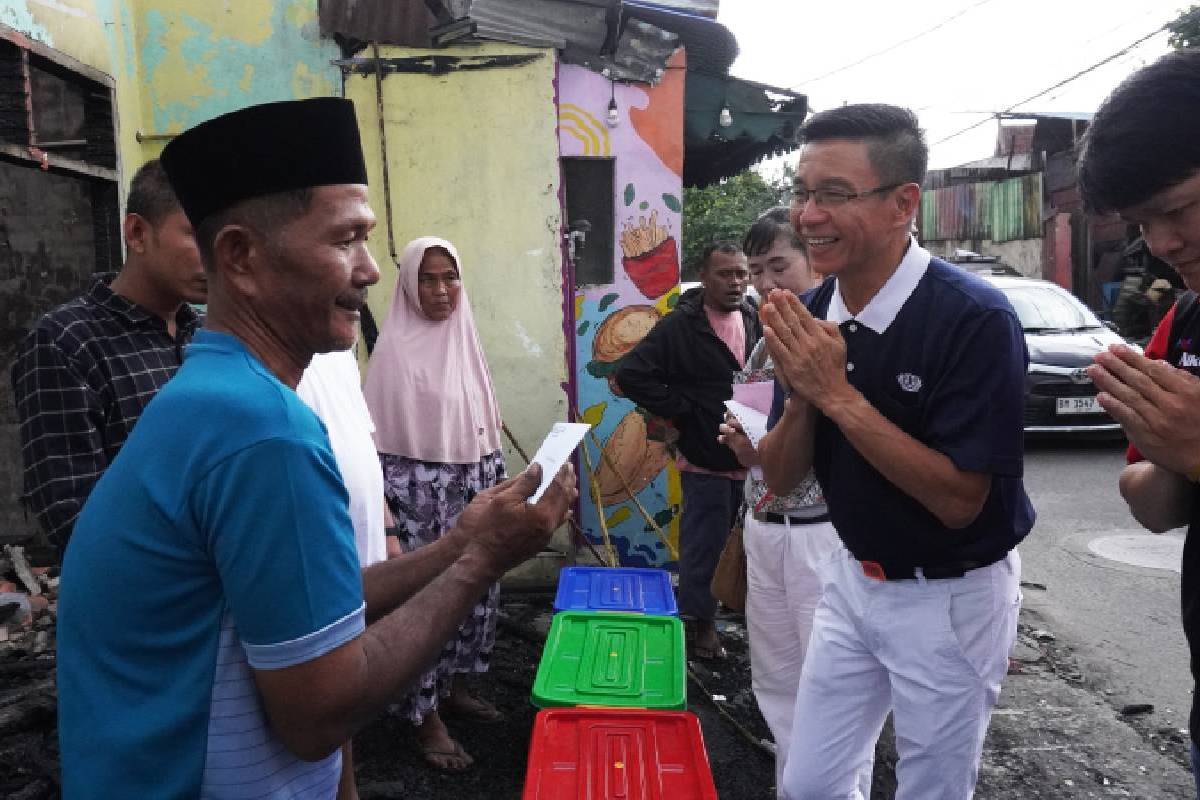 Uluran Kasih Relawan untuk Korban Kebakaran di Pekanbaru