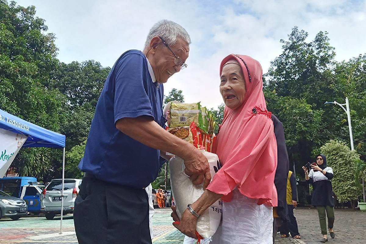 Tebarkan Kebahagiaan, Tzu Chi Bagikan Paket Lebaran di Kelurahan Sunter Jaya 