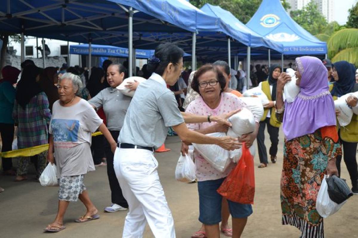 Pembagian Paket Imlek 2017: Merawat Cinta Kasih Tzu Chi di Pademangan 