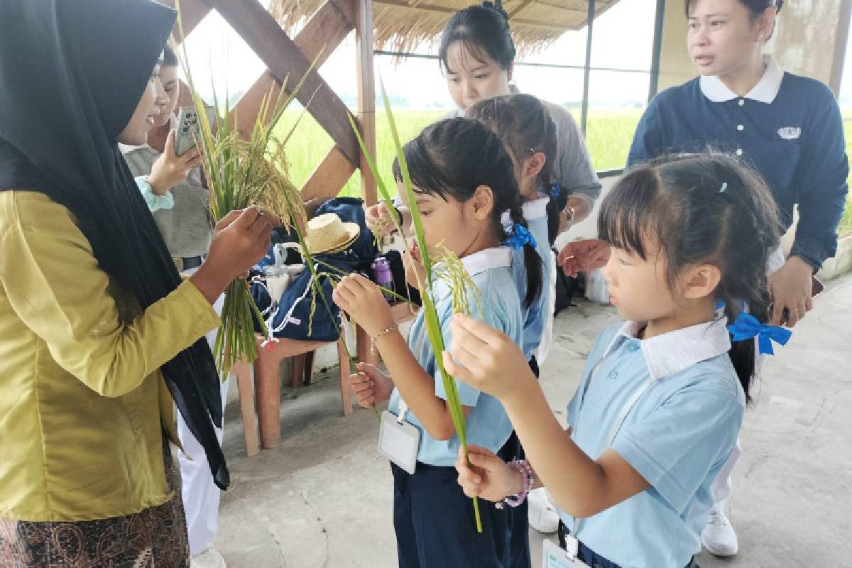 Menumbuhkan Cinta Alam dan Budaya Lewat Outdoor Class