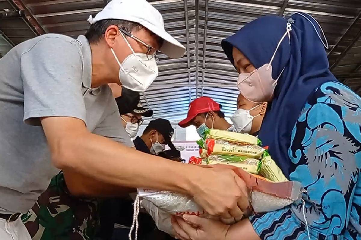 Seribu Paket Lebaran untuk Warga Krukut