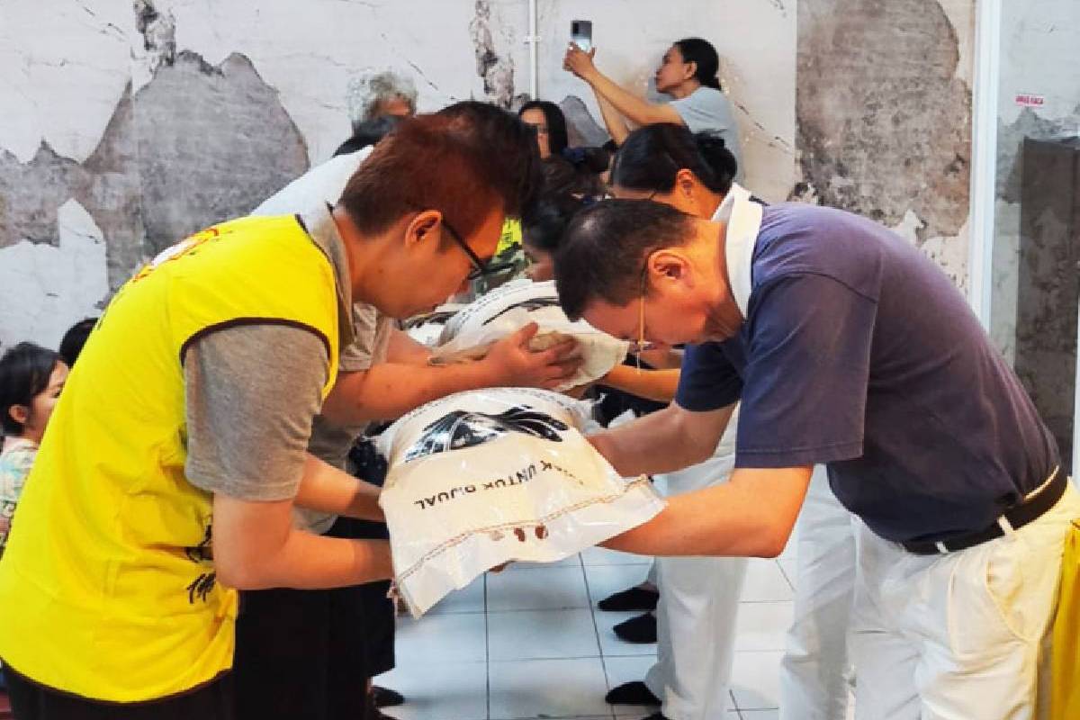 Sambut Imlek, Relawan Tzu Chi Berbagi di Tiga Wihara Jakarta Utara