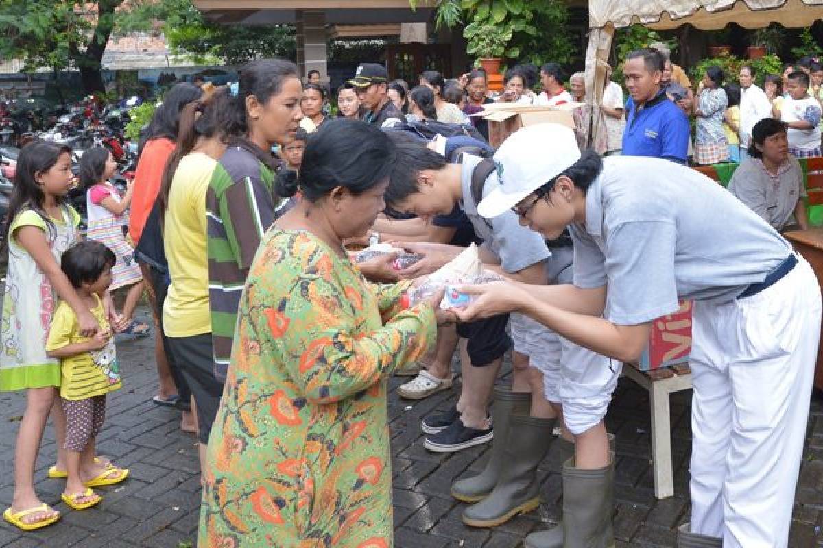 Banjir Jakarta: Nasi Hangat Tzu Chi untuk Warga Muara