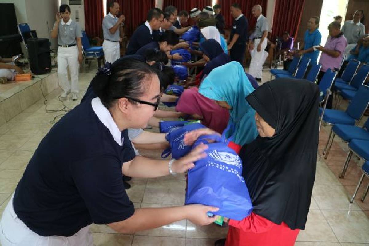 Membahagiakan Kakek Nenek di Bulan Penuh Berkah