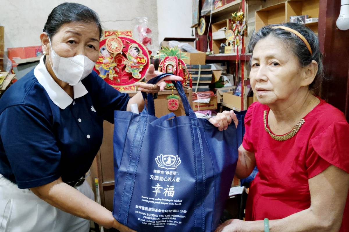 Tzu Chi Makassar Sambut Imlek dengan Berbagi Bingkisan kepada Warga Prasejahtera