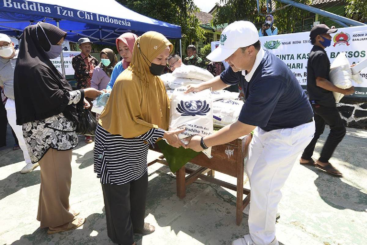 Layanan Kesehatan, Pembagian Beras, dan Peninjauan Pembangunan Jamban Sehat di Banjarnegara, Jawa Tengah