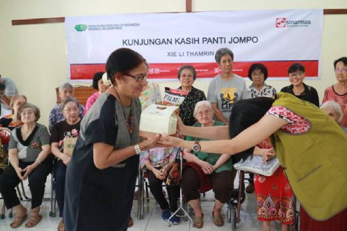 Berbagi Kasih di Panti Karya Kasih