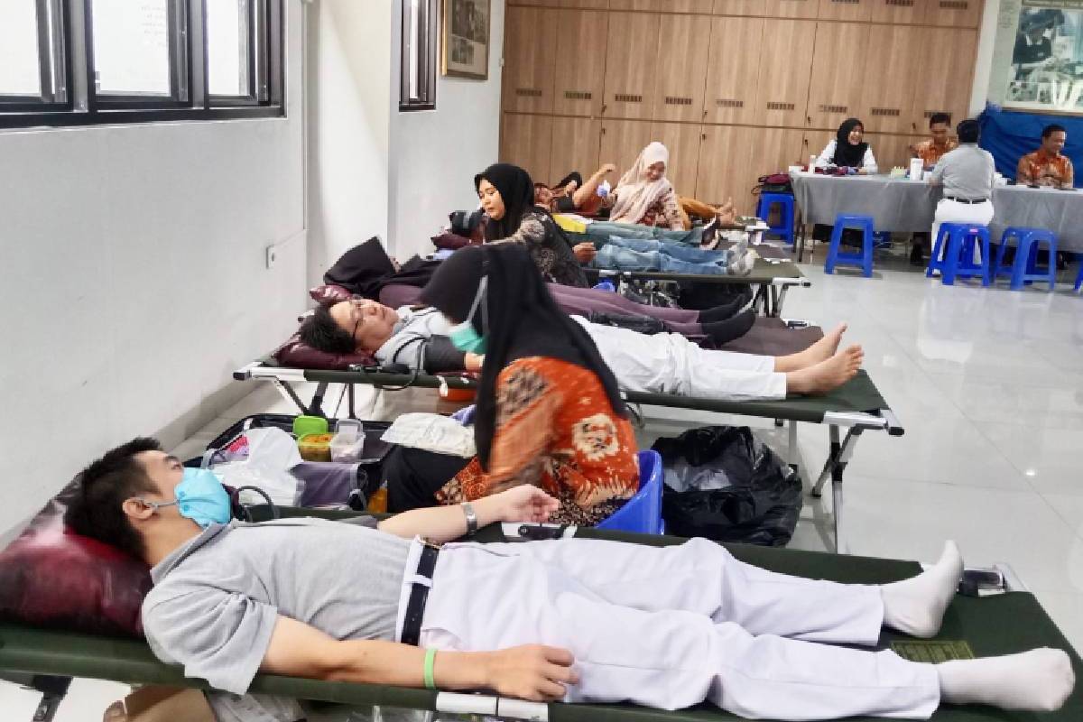 Tzu Chi Lampung Awali Tahun Baru dengan Donor Darah dan Penuangan Celengan Bambu 