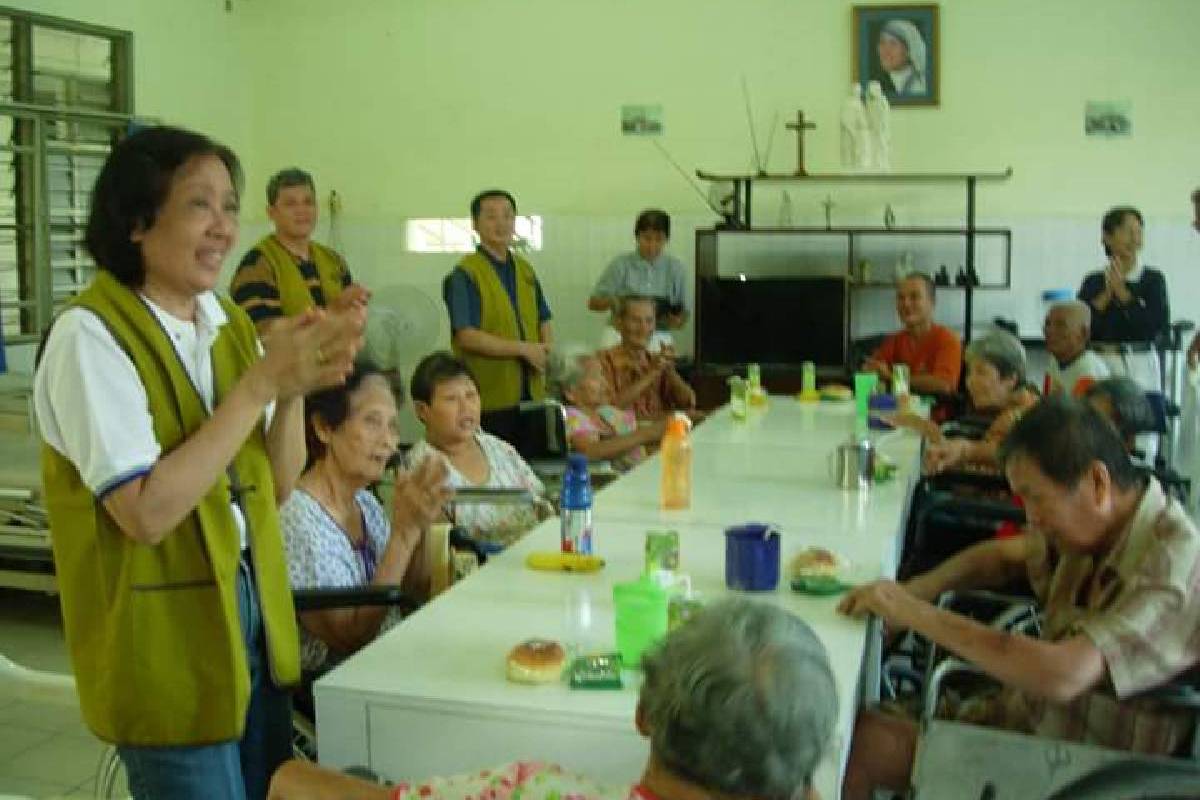 Dengan Penuh Kehangatan dan Cinta Kasih Menghibur  Opa dan Oma