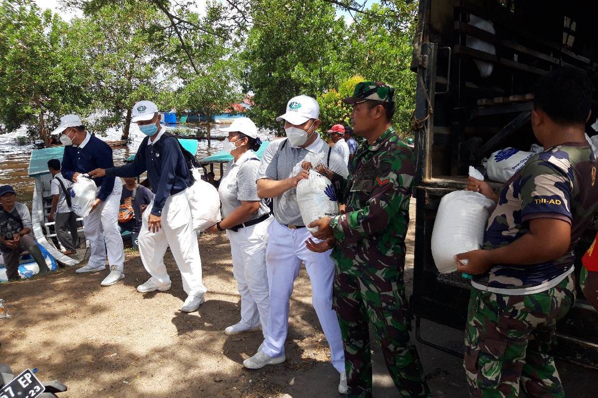 Tzu Chi Indonesia Salurkan Bantuan untuk Penyintas Banjir Sintang
