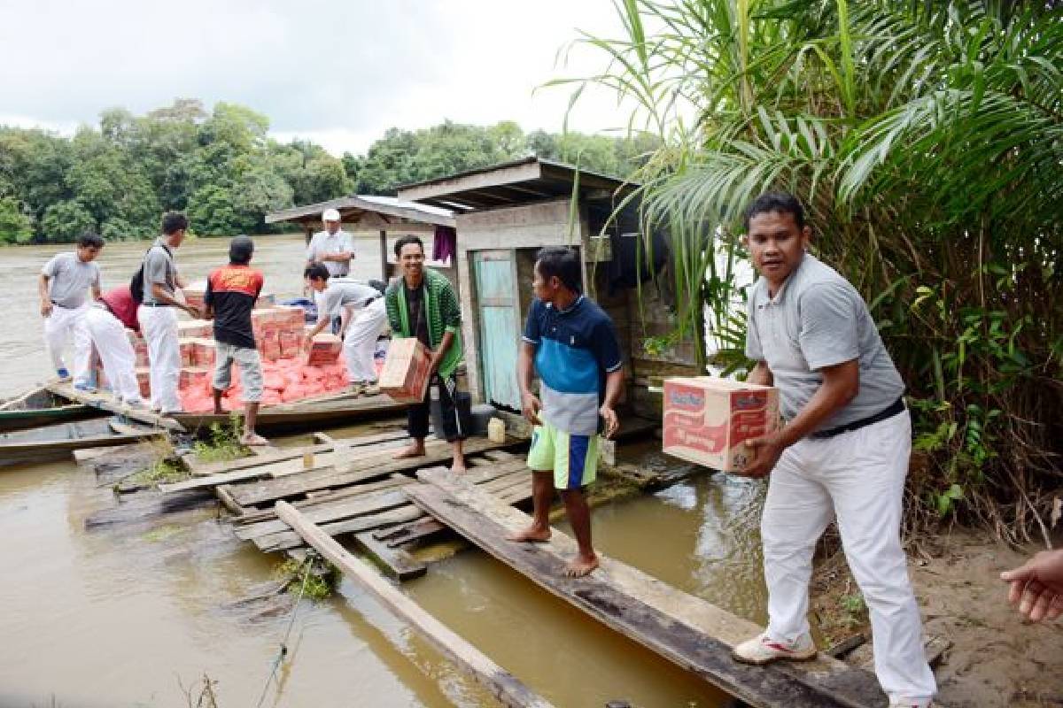 Tzu Chi Sinar Mas Membantu Korban Banjir di Kalimantan