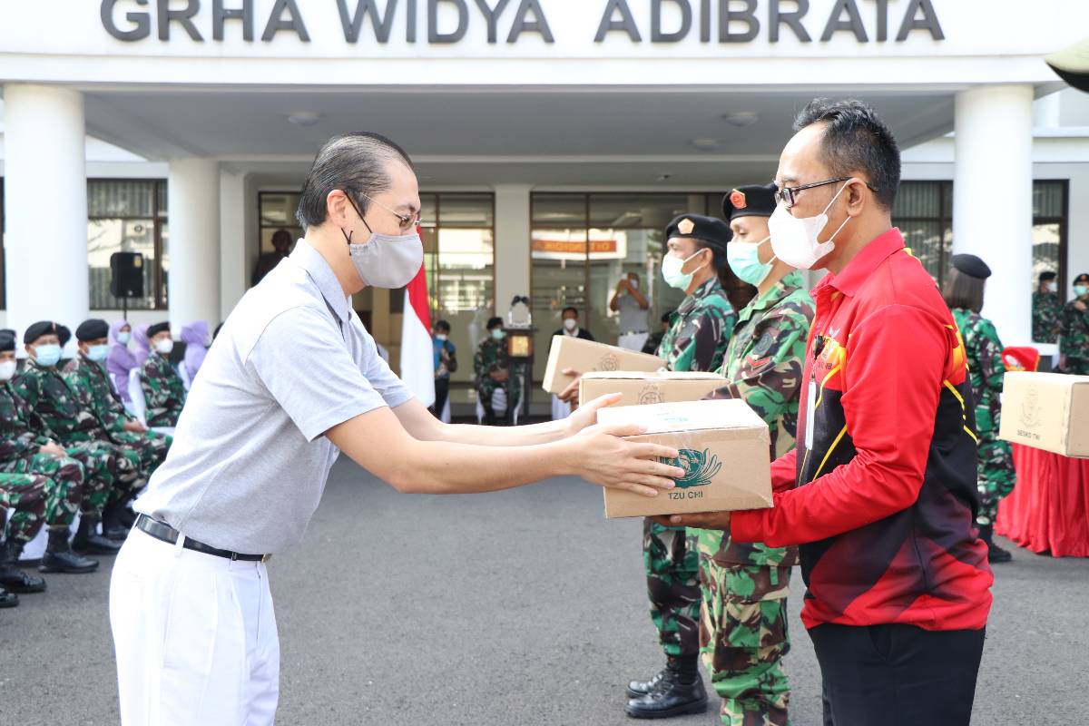 Tzu Chi Bandung Bersama Sesko TNI Bagikan Paket Sembako 