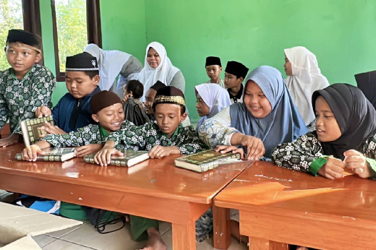 Meningkatkan Pendidikan Agama Santri dengan Sumbangsih 300 Al-Quran