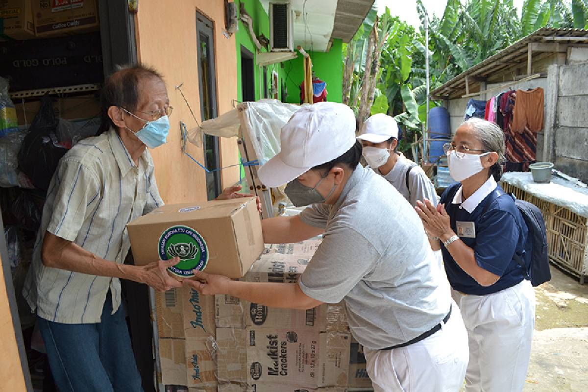 Katarak Tak Menghalangi Kho Kim Kwe Merawat Tiga Anaknya