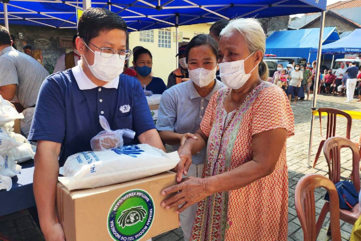 Sukacita dalam Paket Imlek yang Penuh Kasih