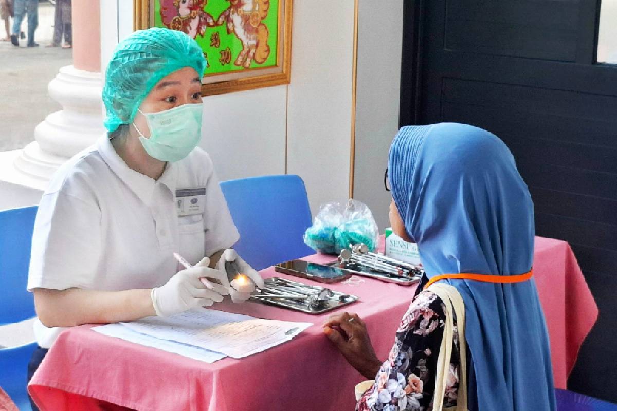 Sentuhan Cinta Kasih untuk Lansia dalam Bakti Sosial Kesehatan Di Taman Sari