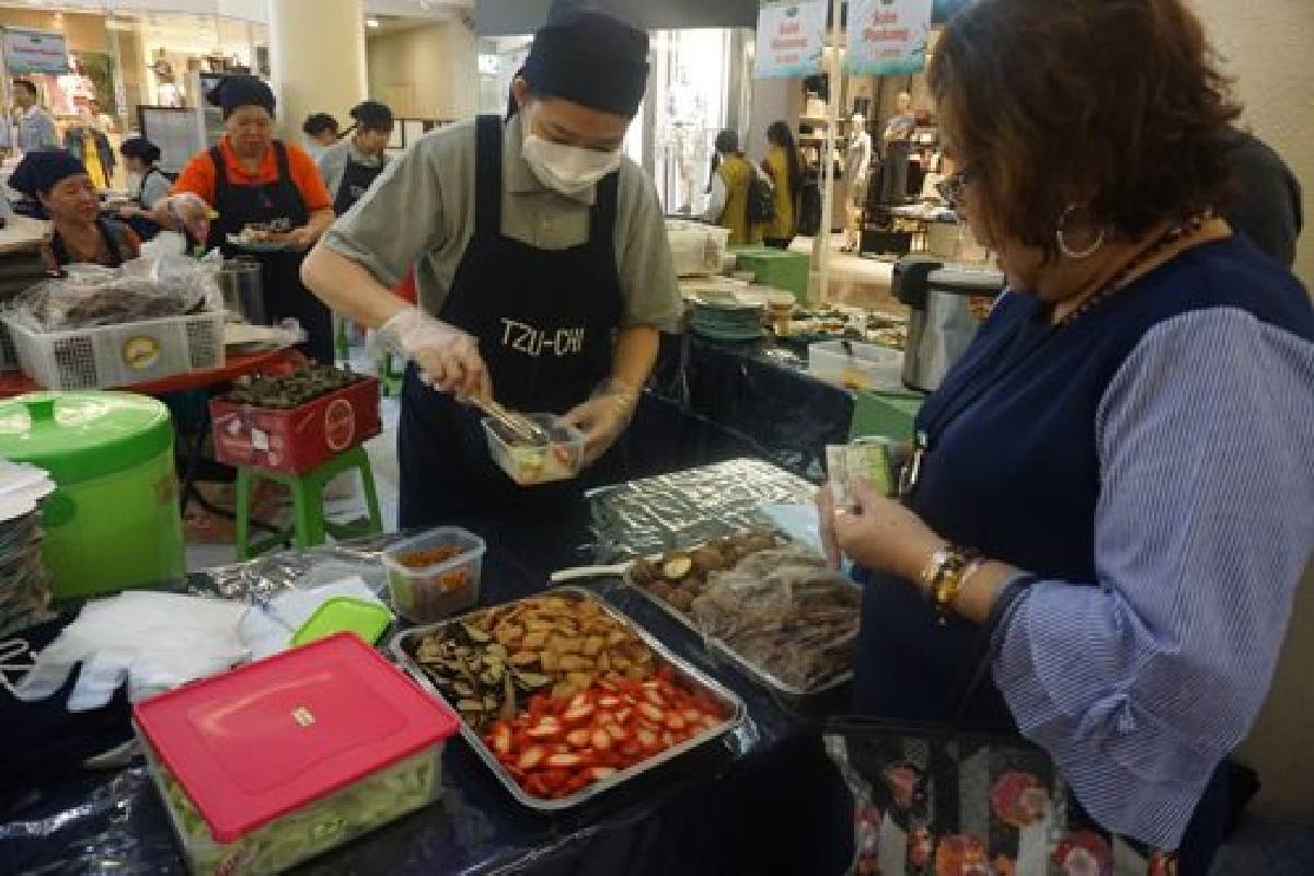 Menghimpun Cinta Kasih di Bazar Tzu Chi