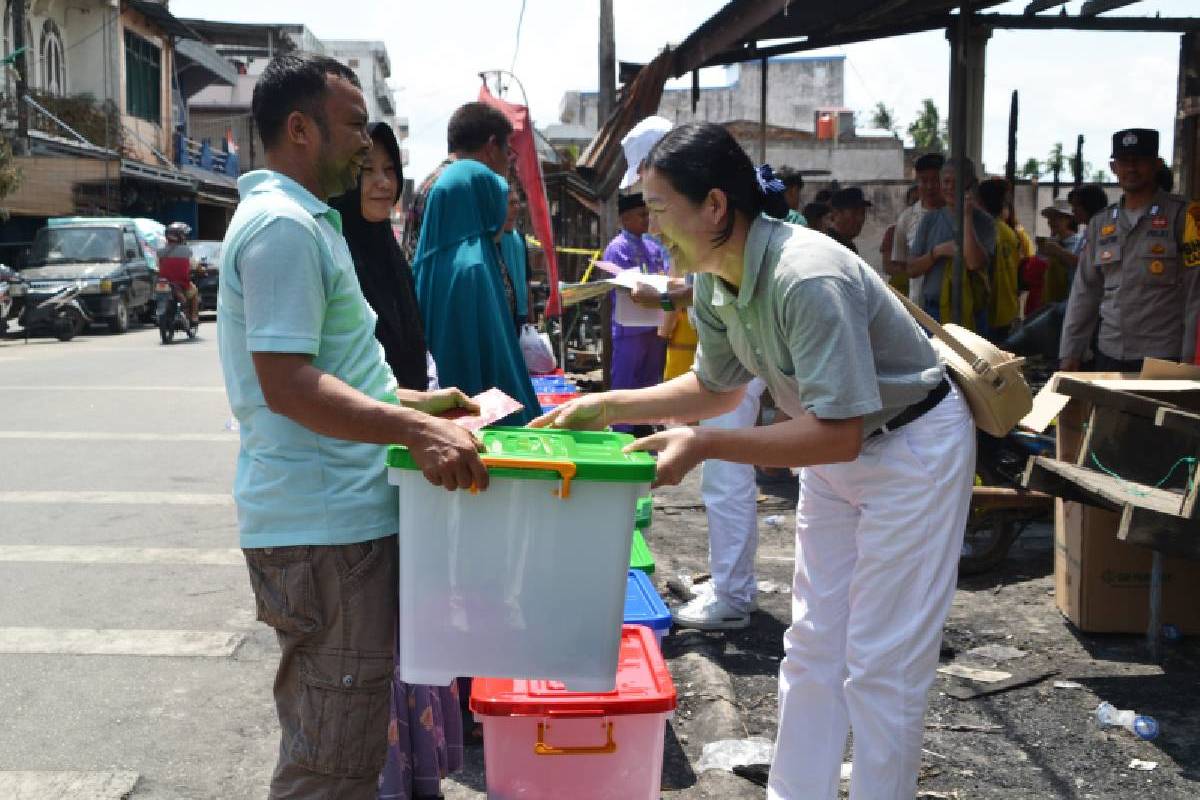 Tzu Chi Bantu Korban Kebakaran di Pasar Kelurahan Sungai Apit