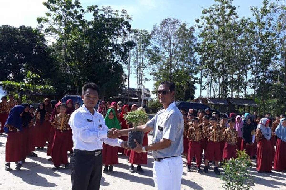 Menumbuhkan Semangat Belajar Melalui Penghijauan Lingkungan Sekolah