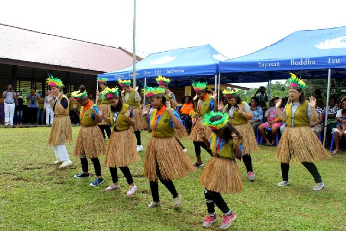 Program Bina Desa Tzu Chi Biak, Baksos Kesehatan dan Bagi Sembako