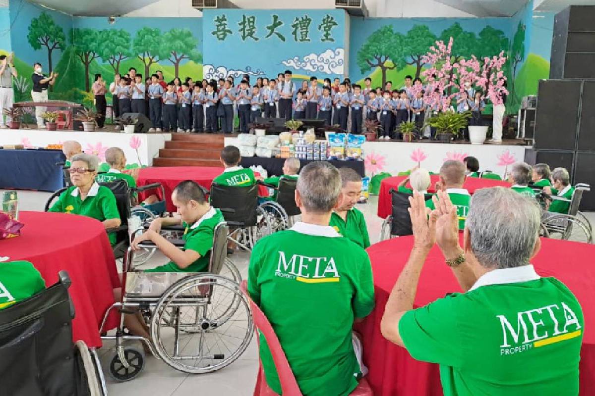 Kehadiran Xiao Pu Sa Bikin Senyum Para Lansia Ini Mengembang 