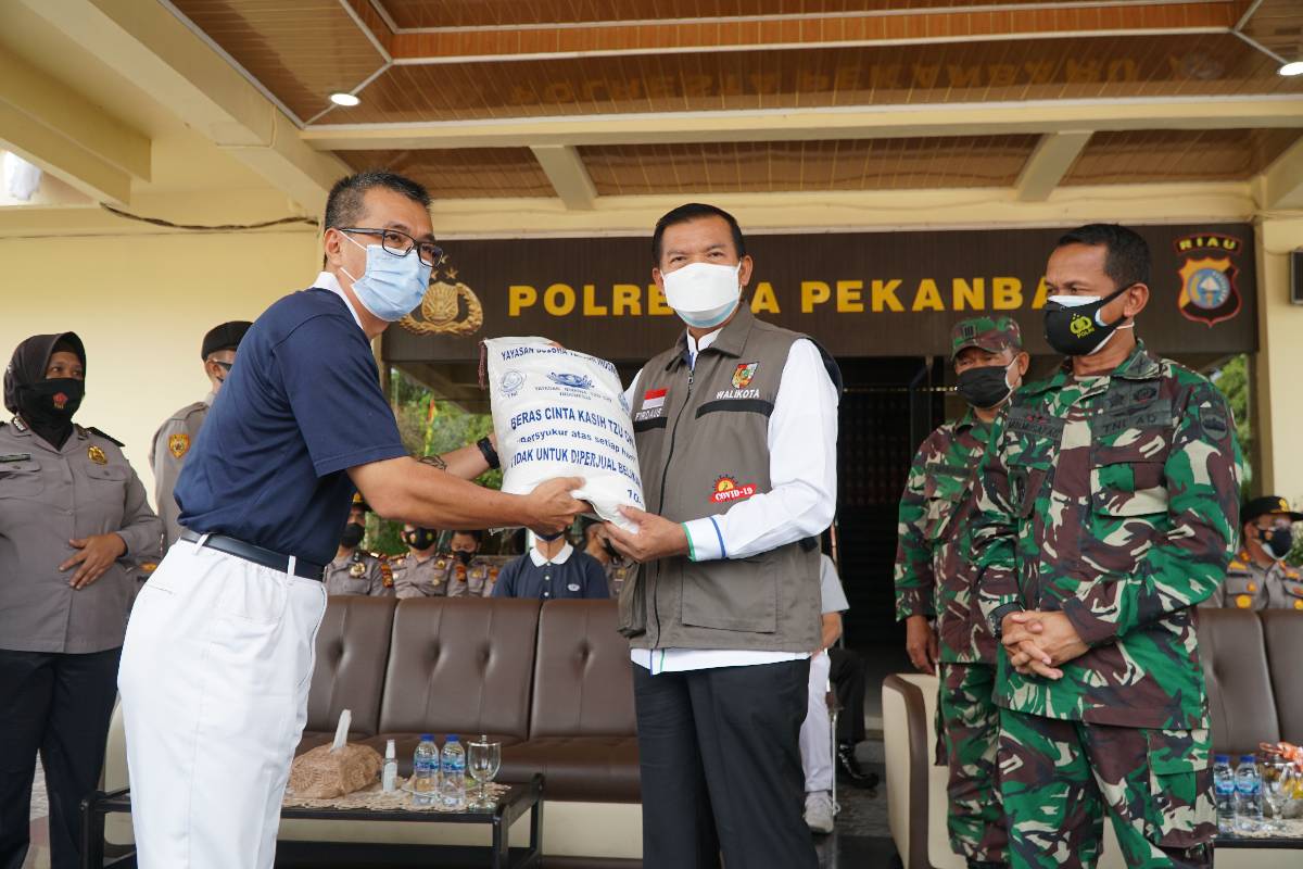 Tzu Chi Pekanbaru Salurkan 250 Ton Beras untuk Masyarakat Pekanbaru yang Terdampak Covid-19