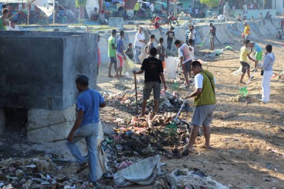 Menjaga Kebersihan Pantai