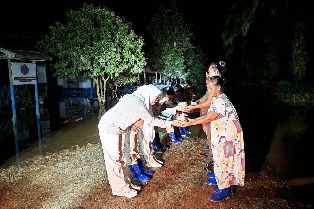 Menembus Banjir untuk Membawa Cinta Kasih