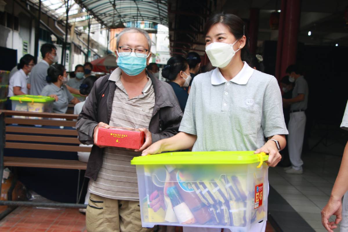 Bingkisan Imlek bagi 218 Penerima Bantuan Tzu Chi