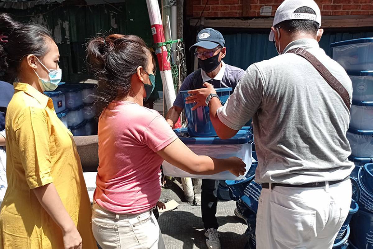 Tzu Chi Salurkan 81 Paket Kebakaran di Kali Anyar, Tambora, Jakarta Barat