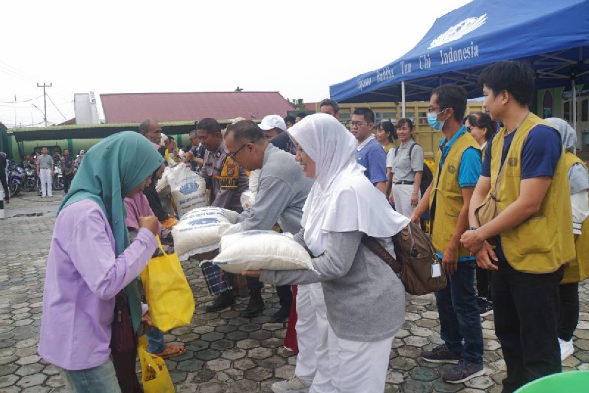 Menyapa Warga Lewat Ribuan Paket Cinta Kasih Natal