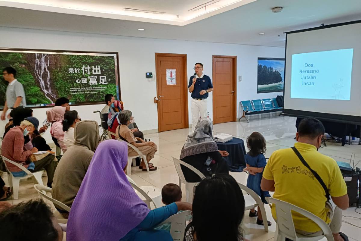 Hangatkan Hati Penerima Bantuan di Bulan Waisak